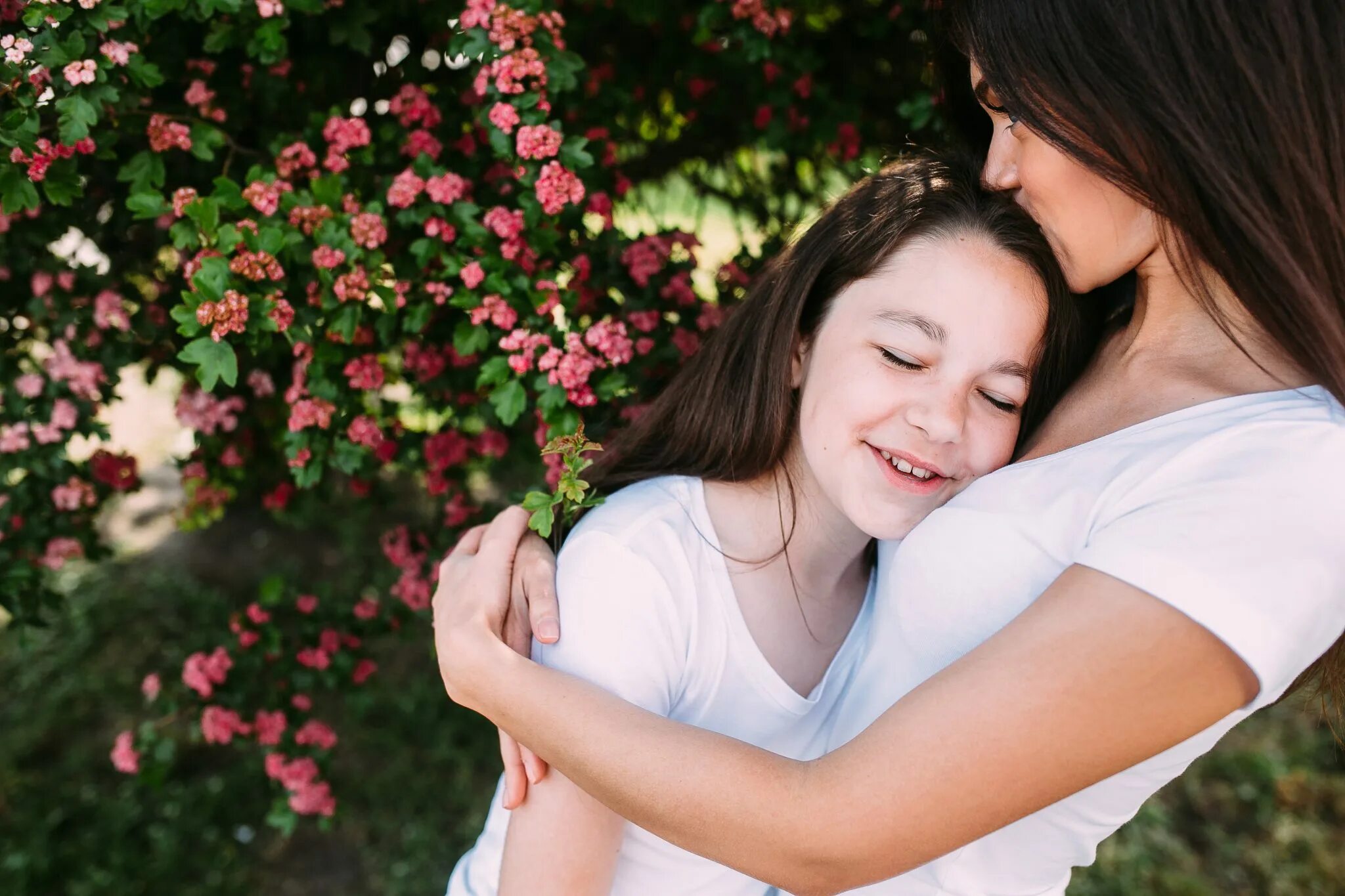 Lesbian little girl. Мама целует. Лесбиан дочь. Девочка целует маму. Мама целует дочь.