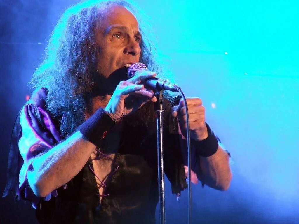 Ronnie dio. Ronnie James Dio - (2000) - Magica. Группа Dio 2000. Группы Ронни Джеймса дио.