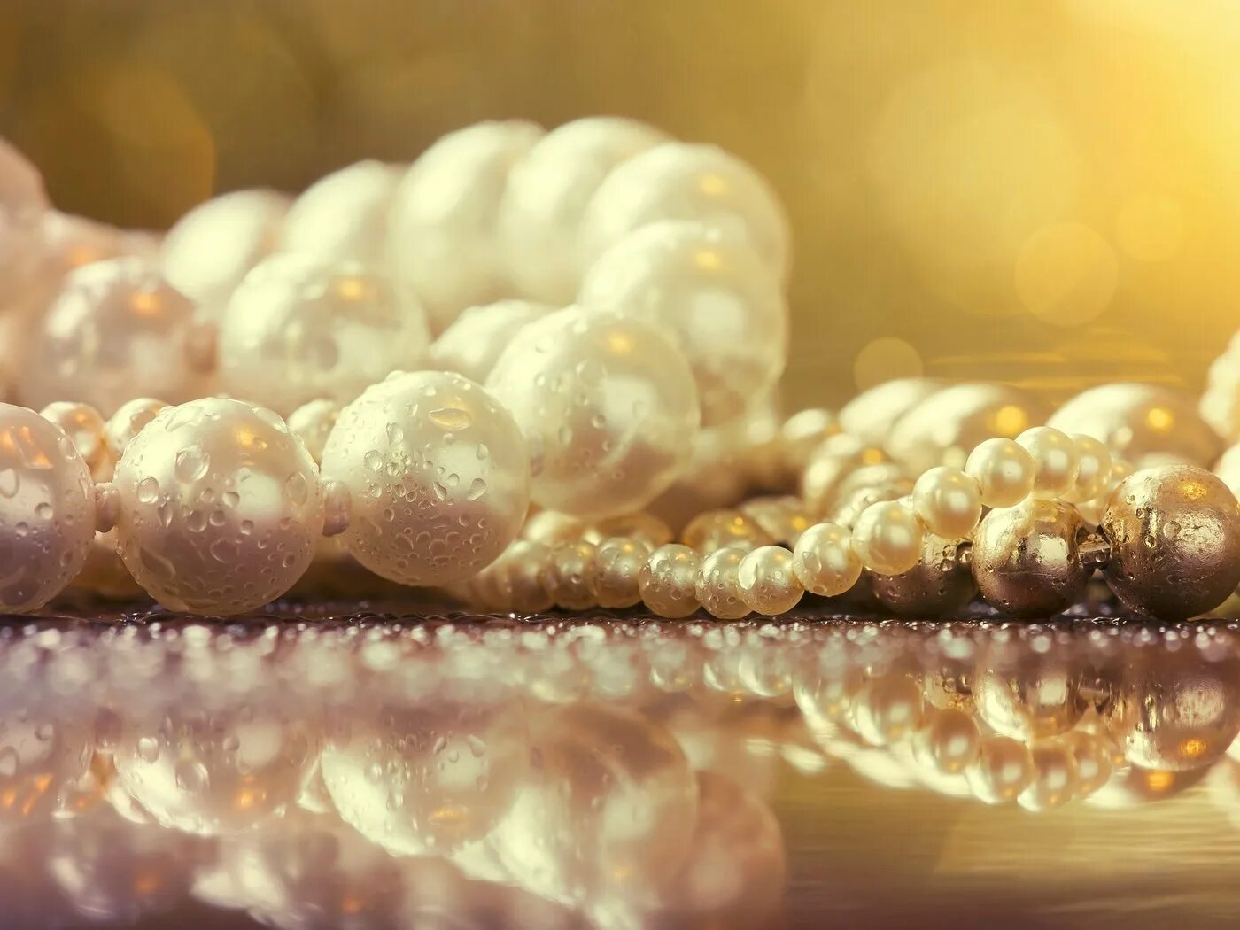 Жемчуг блестит. Жемчуг блестит. Жемчуг блестит. Золотой блестящий фон. Золотистый фон.