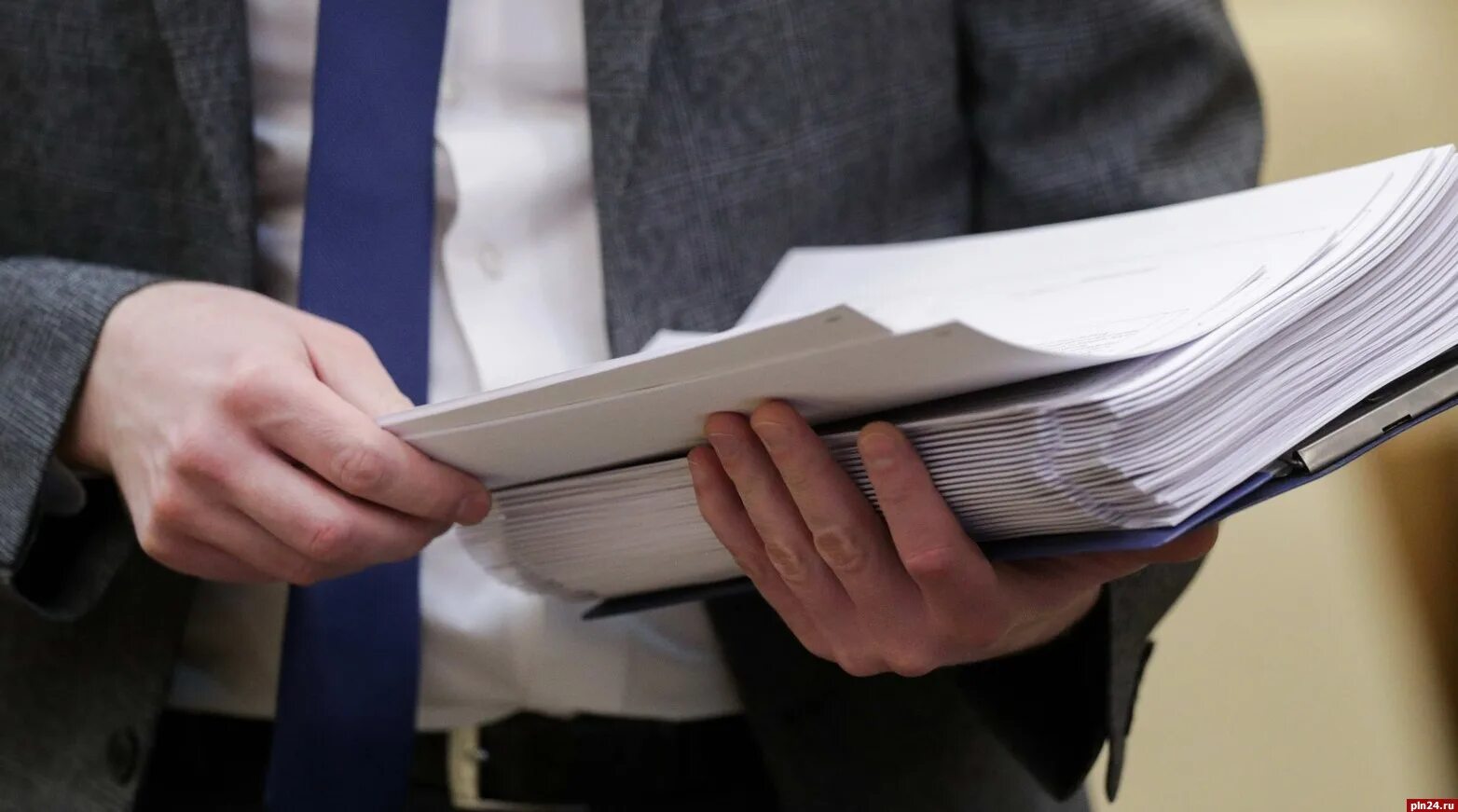 На окончательное рассмотрение. Законопроект. Госдума. Госдума бумаги. Денонсация документа картинка.