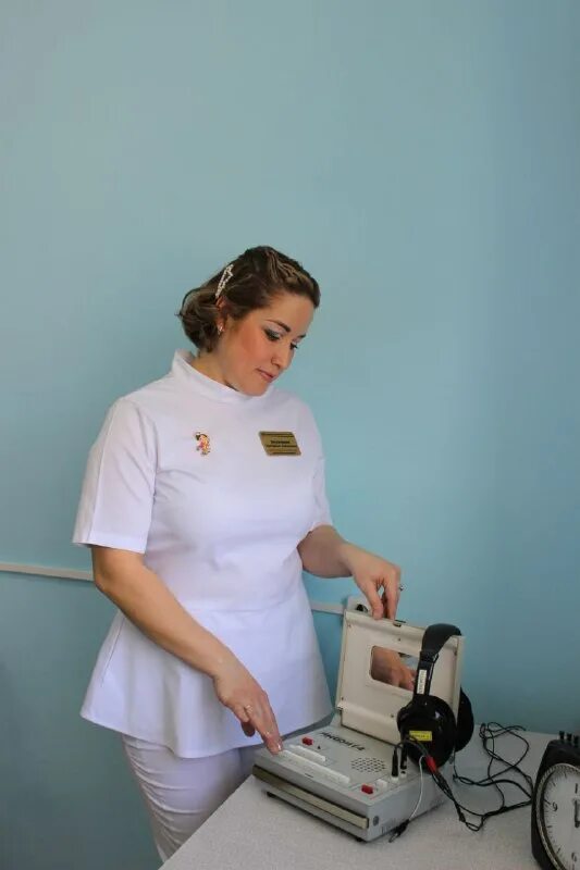 Сестра физиотерапии. Медсестра кабинета физиотерапии. Физиотерапия комната. Медсестра кабинета физиотерапии. Медсестра физкабинета.