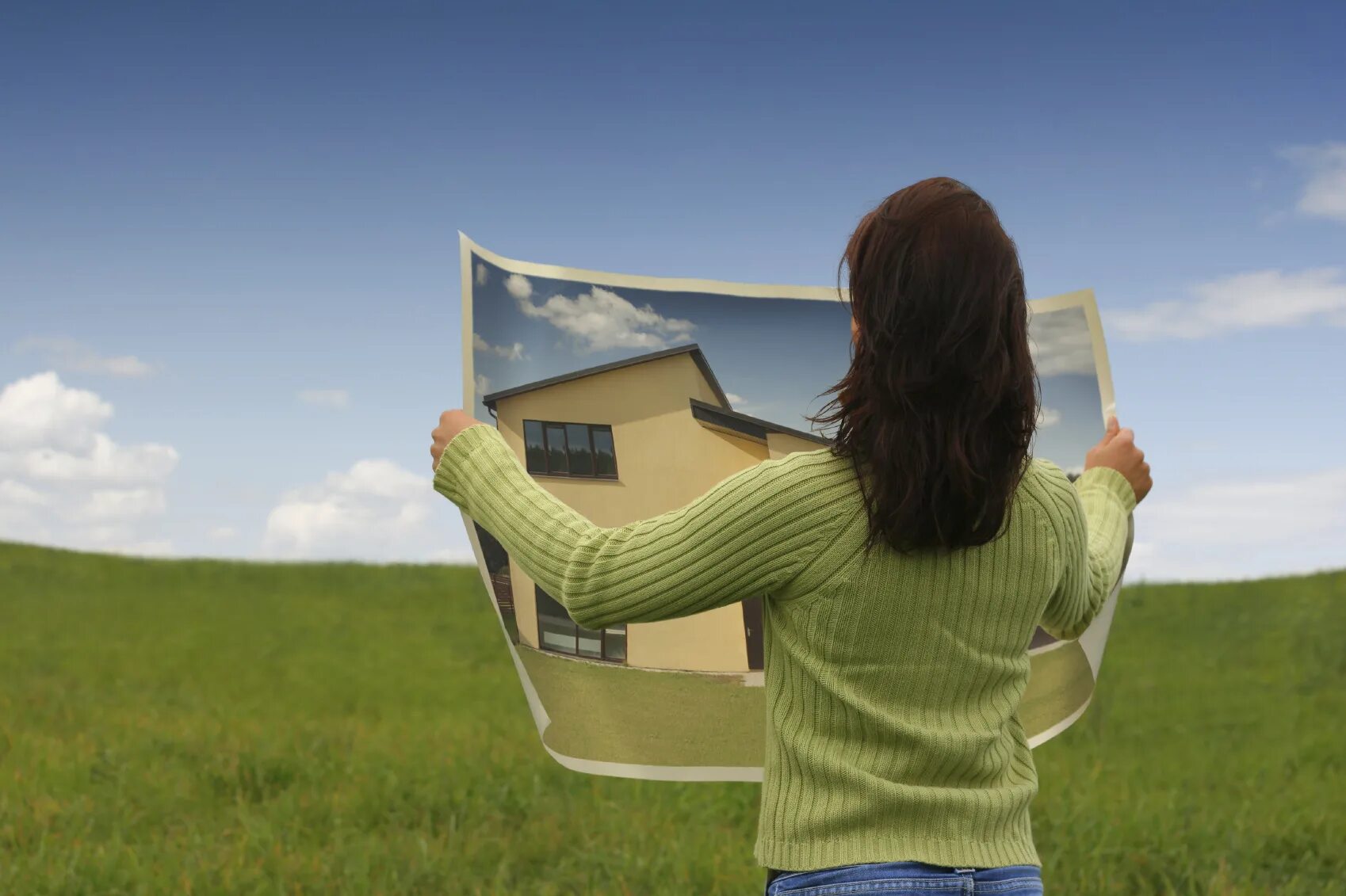 Земельный участок для строительства дома. Песок для огорода. Удобрения на грядке. Как правильно использовать землю. Разравнивание земли на участке.