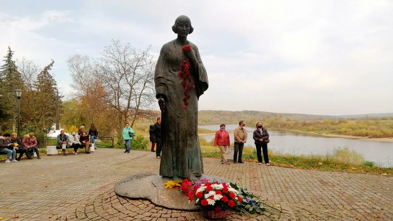 Прогноз тарусе. Таруса литературный город. таруса население 2025. памятник белле ахмадулиной в тарусе.