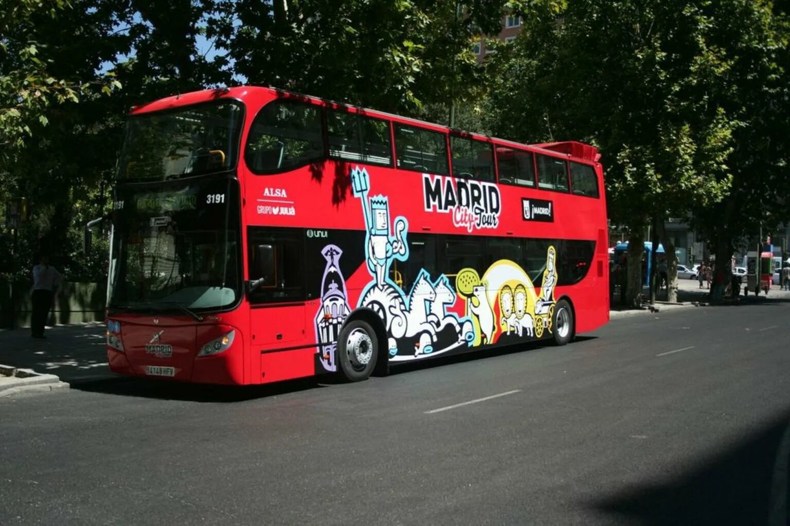 Испания экскурсионный автобус. Экскурсионные автобус Мадрид. Автобусы в Мадриде. Мадрид автобус экскурсионный маршруты. Автобусные экскурсии на 2