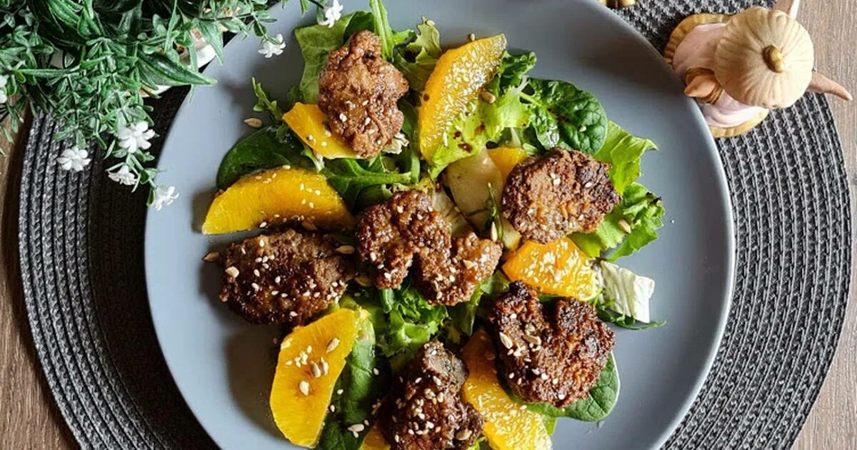 Салат из куриной печени и апельсином рукколой. Теплый салат из куриной печени с апельсинами. Теплый салат с куриной печенью и апельсинами. Салат с жареной печенью. Теплый салат с куриной печенью и апельсинами.