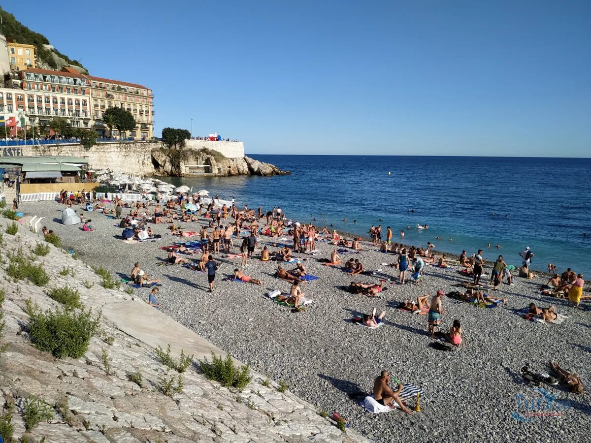 Nice beach. Франция Монако пляжи. Монако Лазурный берег пляж. Ницца набережная пляж. Ницца Центральный пляж.