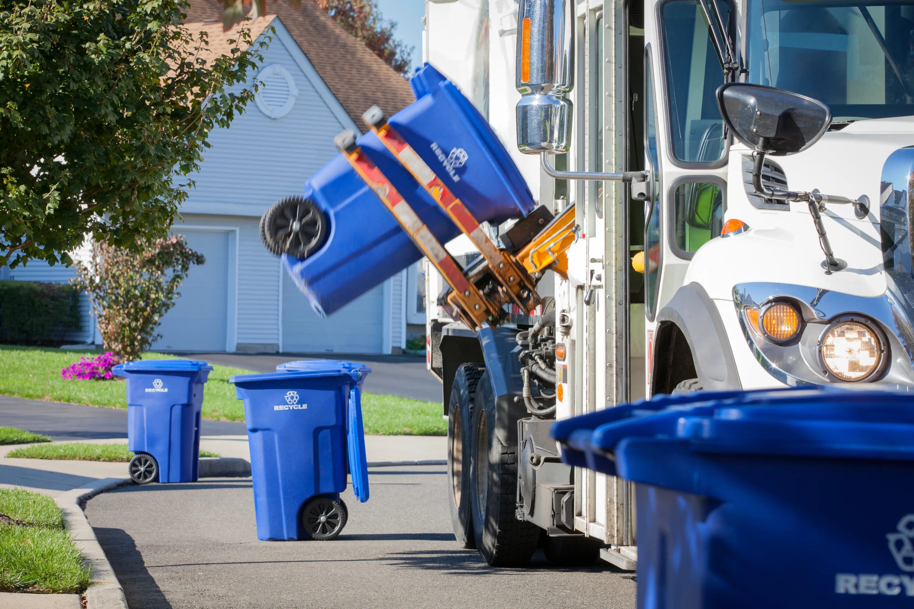 Мусорная машина. Мусоровоз мкз-4701-02. Junk removal. Garbage container. Waste removal.