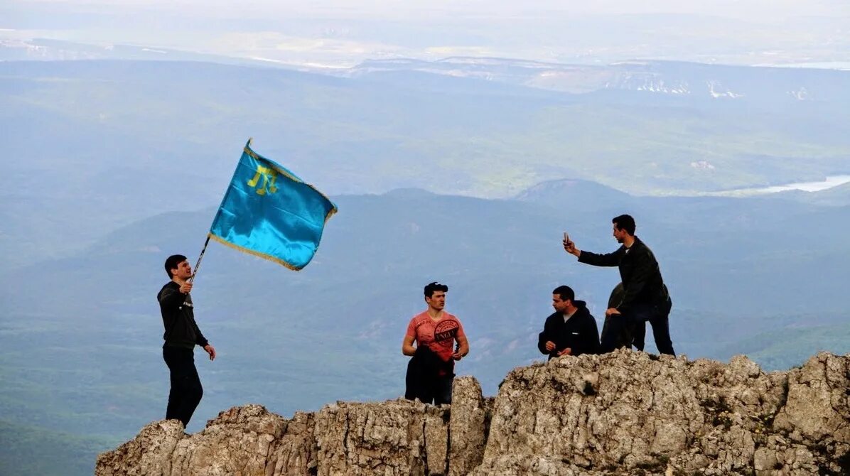 Татары крым россия. Флаг татар Крыма. Флаг крымских Татаров. Крымские татары в Крыму. Байракъ крымских татар.