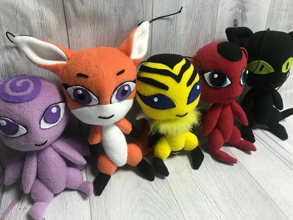Мягкую игрушку супер кот. Квами тикки игрушка. мягкие игрушки квами. мягкая игрушка квами супер-кота. трикс квами игрушка.