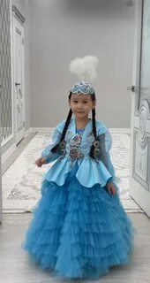 Қыз шұлық киіп билейді