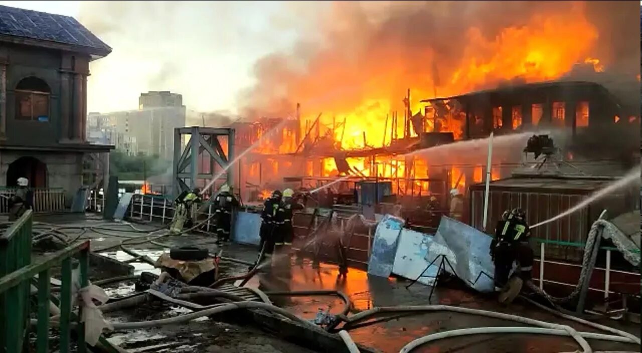 Пожар в вологде сегодня на советском проспекте. Пожар в вологде речной вокзал. пожар на корабле. речной порт вологда пожар. пожар в вологде вчера.