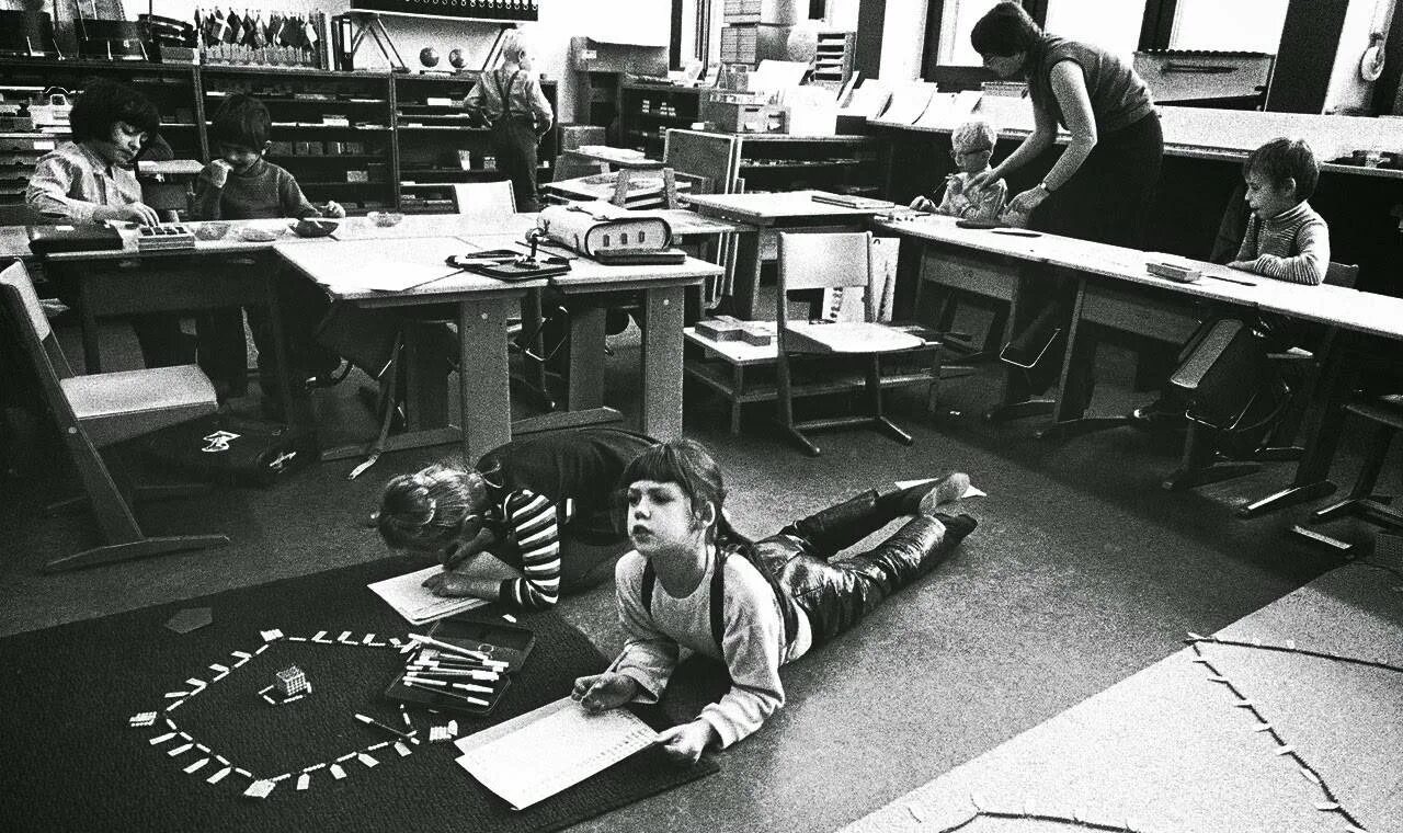 Мария монтессори в детстве. Дом свободного ребенка 1906. Дом свободного ребенка был создан. Школа марии монтессори школа. Ортофреническая школа марии монтессори.