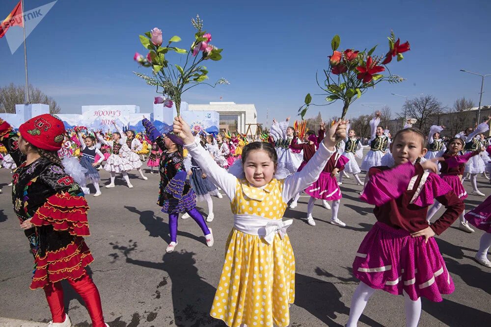 Нооруз в кыргызстане. Нооруз Киргизия. Навруз в Киргизии. С праздником Навруз Кыргызстан. Нооруз празднование Бишкек,.