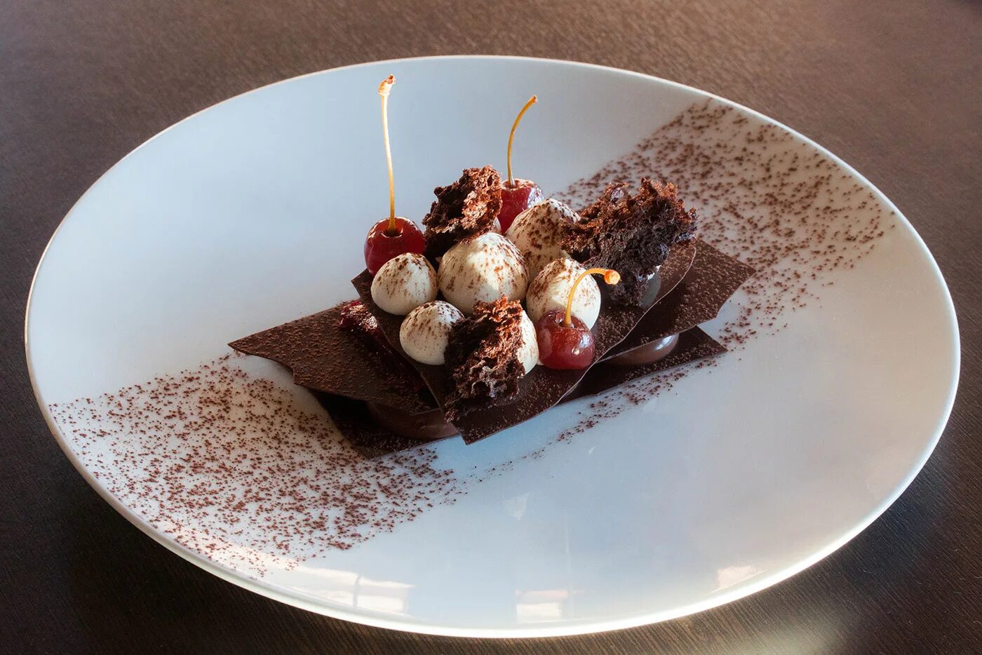 шоколадный фондан с вишней. торт черный лес классический с вишней шварцвальд. мишленовские десерты. швардсвальский вишневый торт «черный лес». шварцвальдский вишневый торт германия.