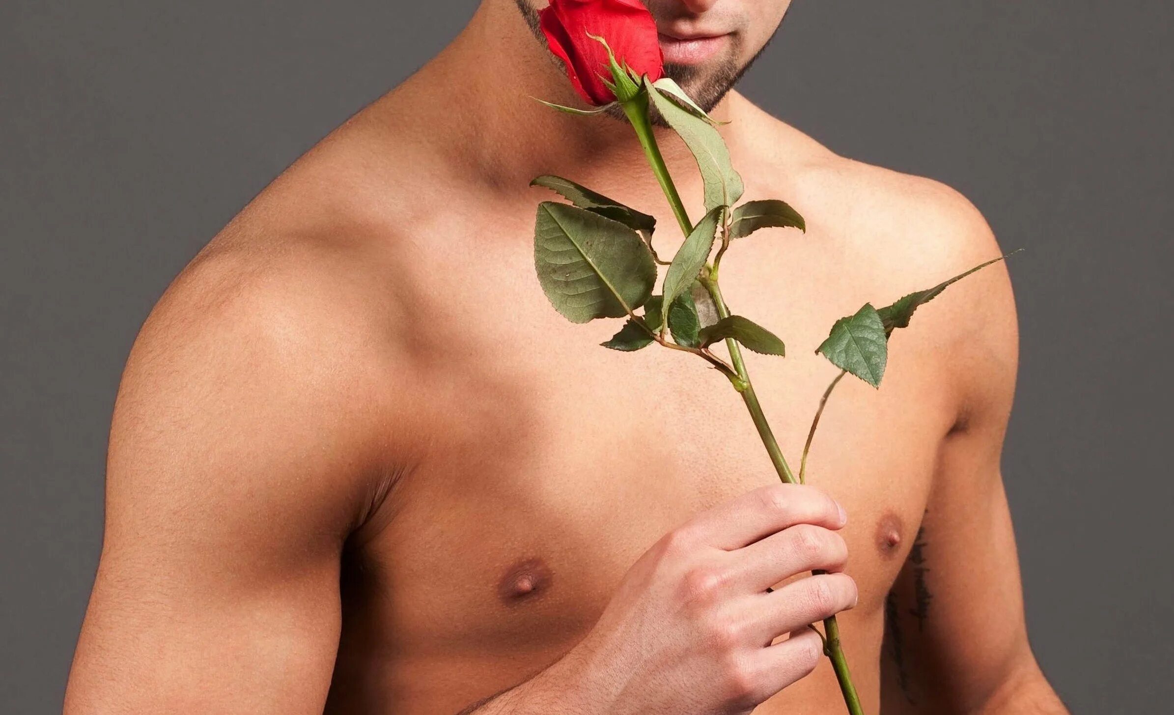 Парень с букетом. Букет для мужчины. Красивый мужчина с цветами. Джино паскуалини. Брутальный мужчина с цветами.