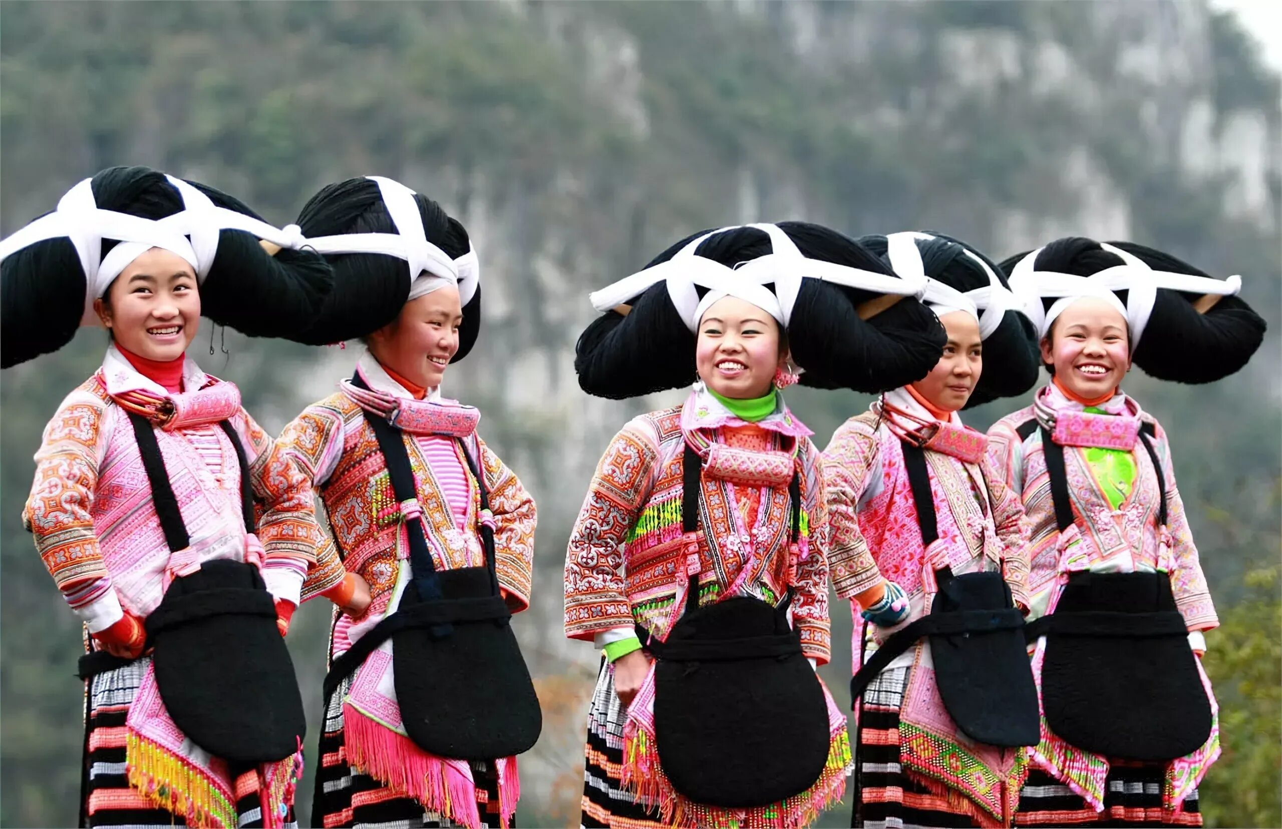 Какой бывает китай. Народность Мяо в Китае. Племя Мяо Мяо Китай. Семья Мяо Яо народы. Мяо и Яо народы Китая.
