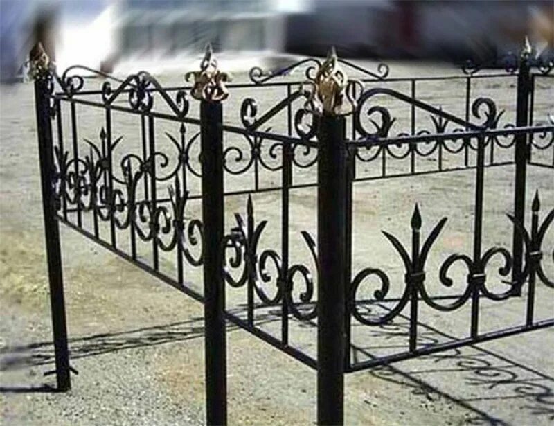 Металлическая изгородь для палисадника. Кованые заборчики. Ограждение сквера. Кованый забор. Оформление оград.