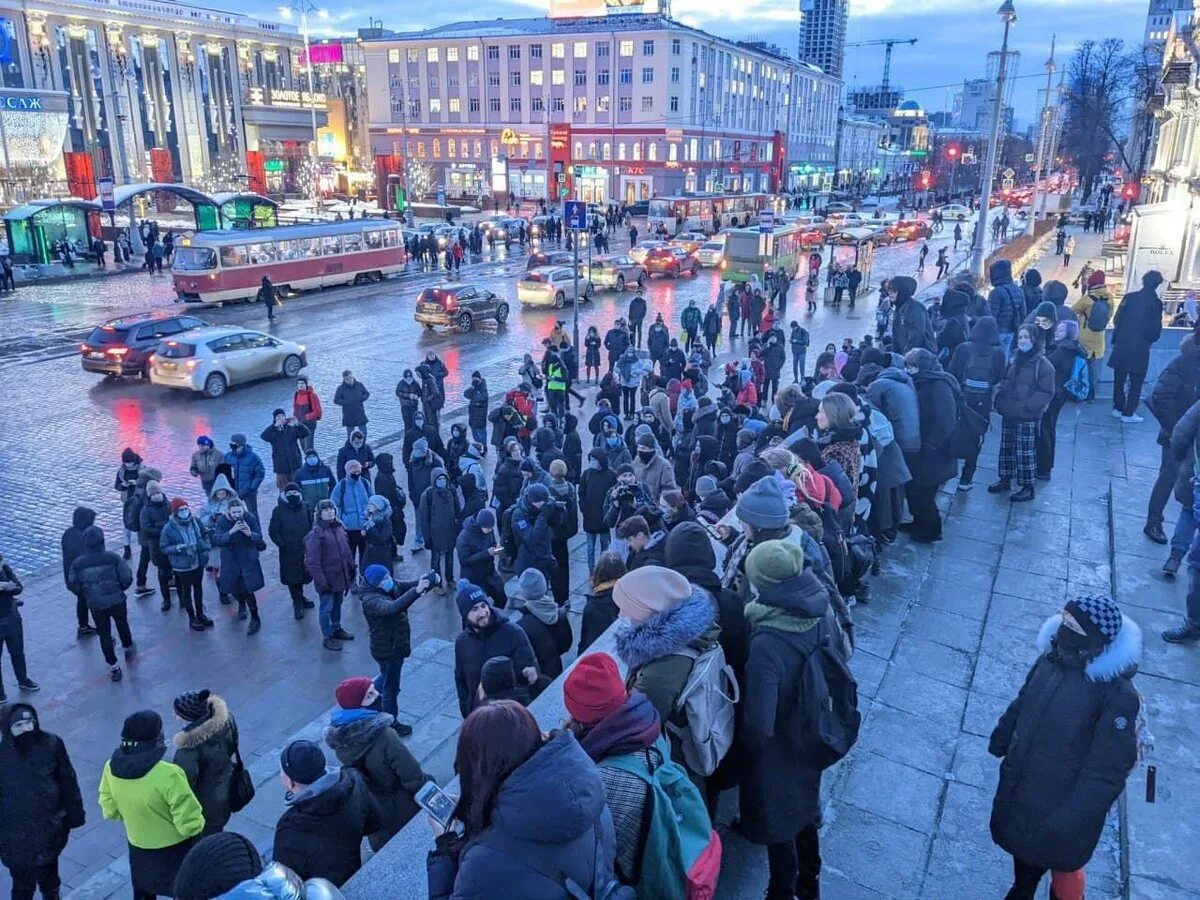 Последнее нападение на россию. Люди в городе. Митинги в России. Антивоенные митинги в Екатеринбурге 2022. Протесты в Екатеринбурге против войны.