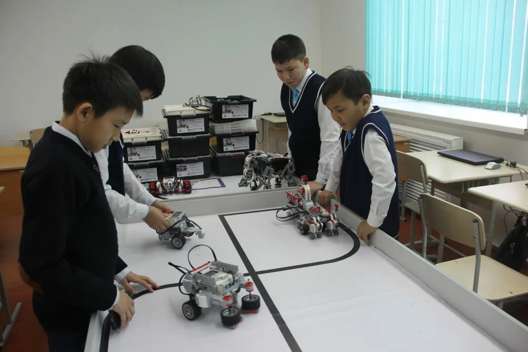 Робот техникасы канча турго болунот. Тұрмыстық робот. Робототехника слайд. Робота техника дегеніміз не. Робот түрлері және оларды қолдану 5 сынып.