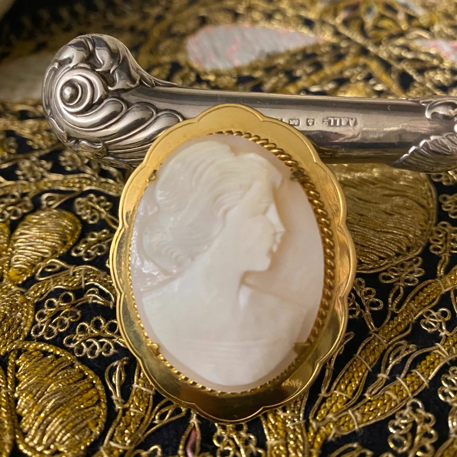 Перламутровая камея. Золотая камея логотип казань. Золотая камея логотип. Золотая камея казань интернет магазин для ювелиров. Ювелирное украшение камея подвеска.