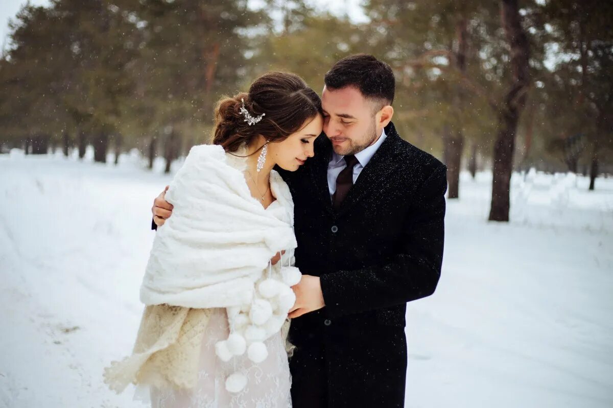 В личной жизни а также. Свадьба зимой. Жених и невеста зима. Свадебная фотосессия зимой. Невеста зимой.