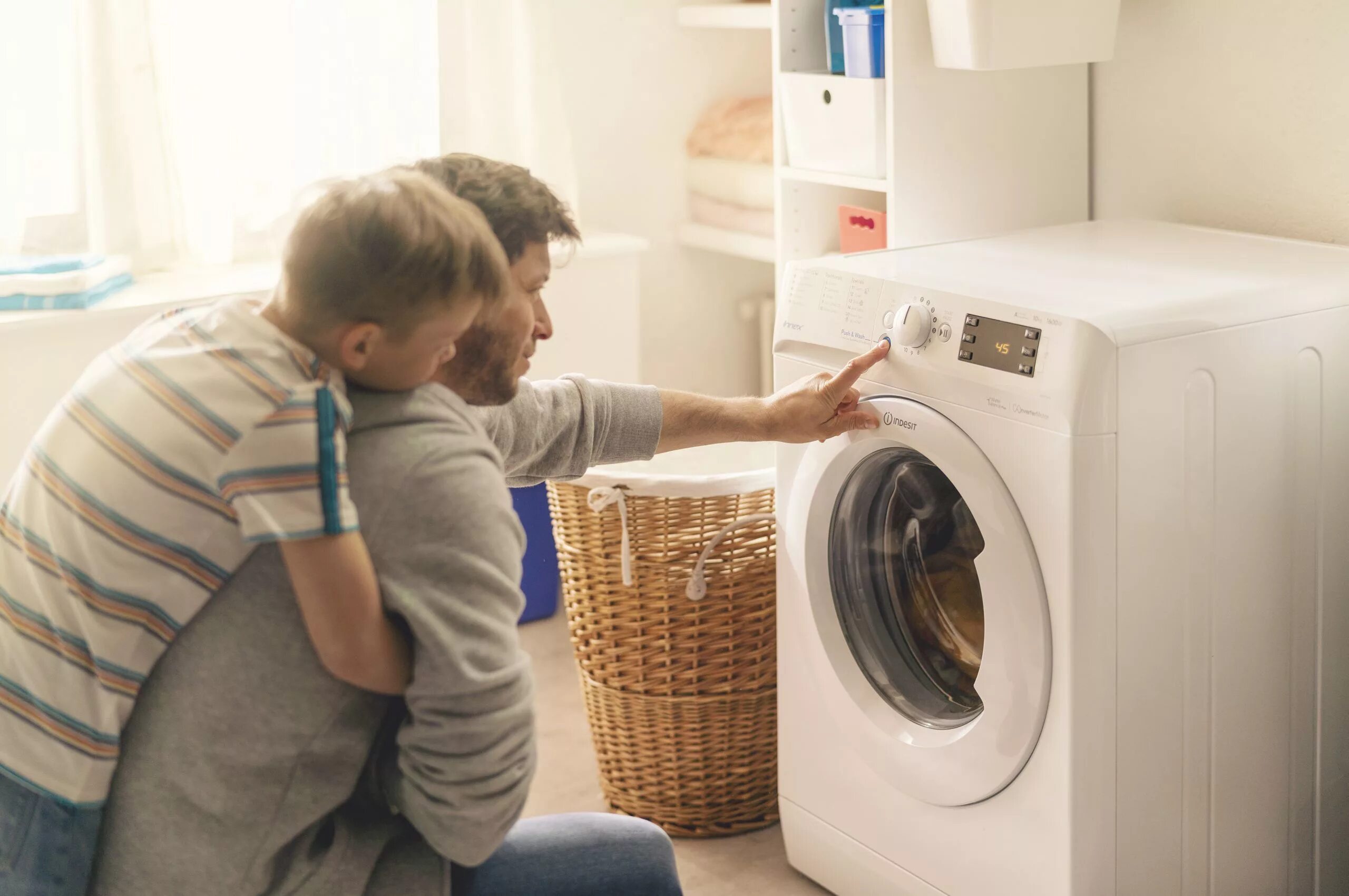 Стирка индезит. Indesit washing machine. стиральная машина индезит. стиральная машина в интерьере. стирка в стиральной машине.