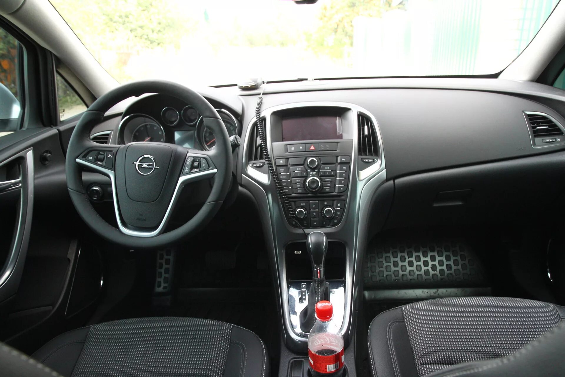 Astra салон. Opel astra 2010 салон. opel astra j 2010 салон.