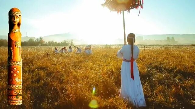 Обряд женщина в коне. Мокошь Тринити Масленица. Мокошь. Мокошь в полях мака. Суряница.