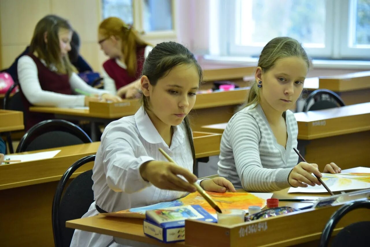 Пойти в школу в москве. Ученики в школе. Школьники старшеклассники. Ученики в школе Москва. Старшеклассники на уроке.