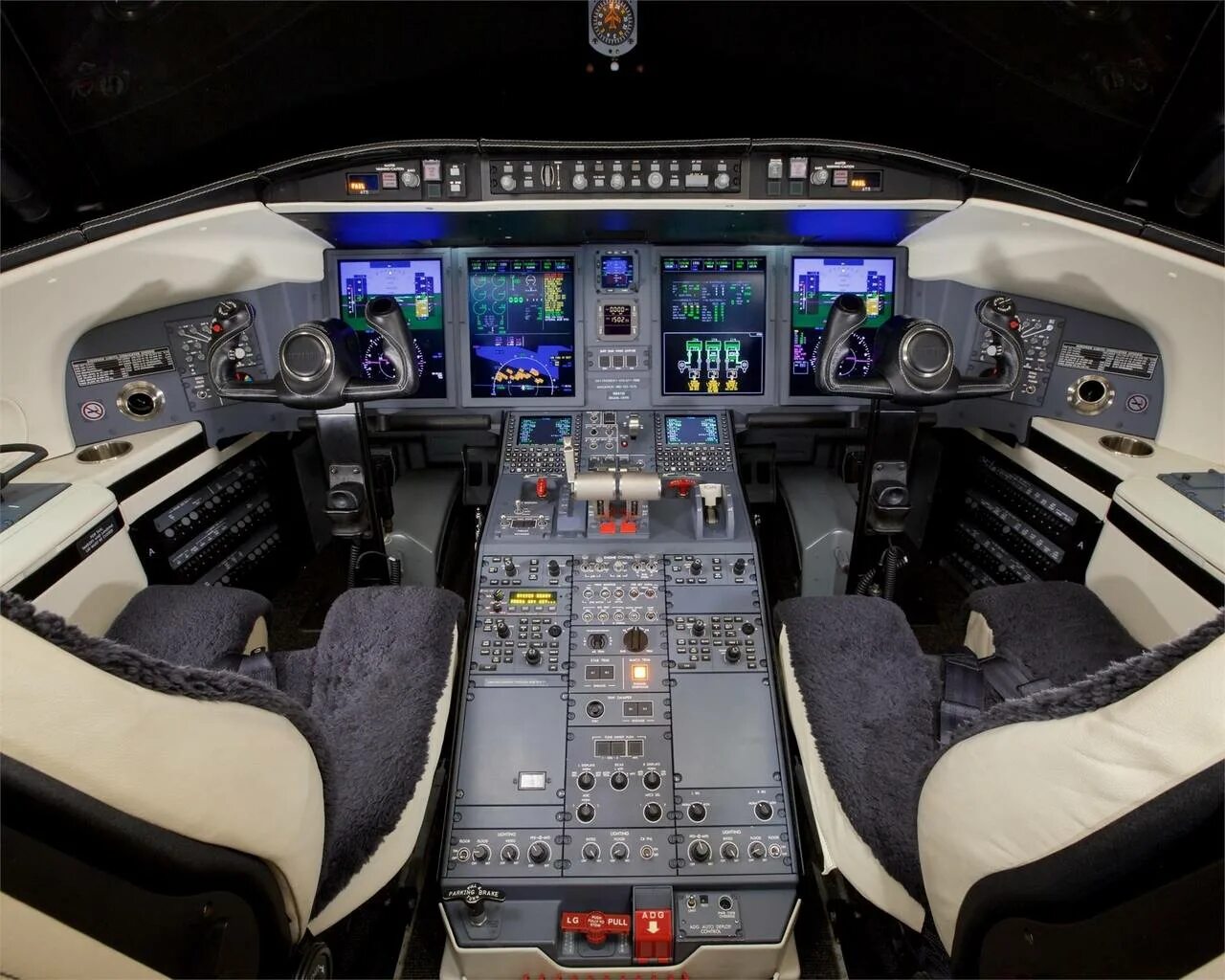 Bombardier 650. Самолет Bombardier Challenger 650. Бизнес Джет Challenger 650. Bombardier Challenger 650 салон. Бомбардье Челленджер 650.
