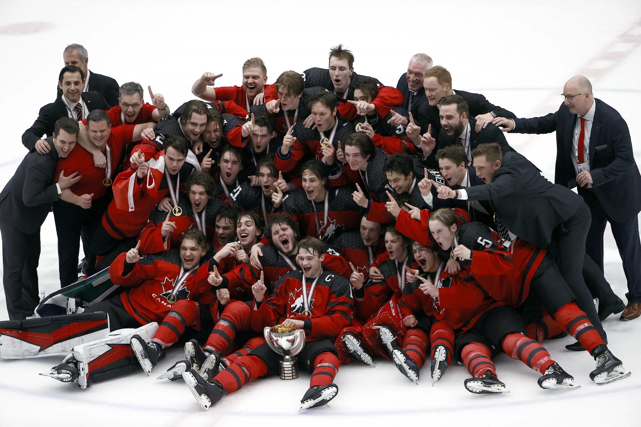 Сколько раз становилась чемпионом сборная команда канады. Хоккейная команда Канады. Сборная по хоккею 2014 чемпионские фото. Сборная Канады по хоккею в 50 года. Молодежные Чемпионаты Европы по хоккею.