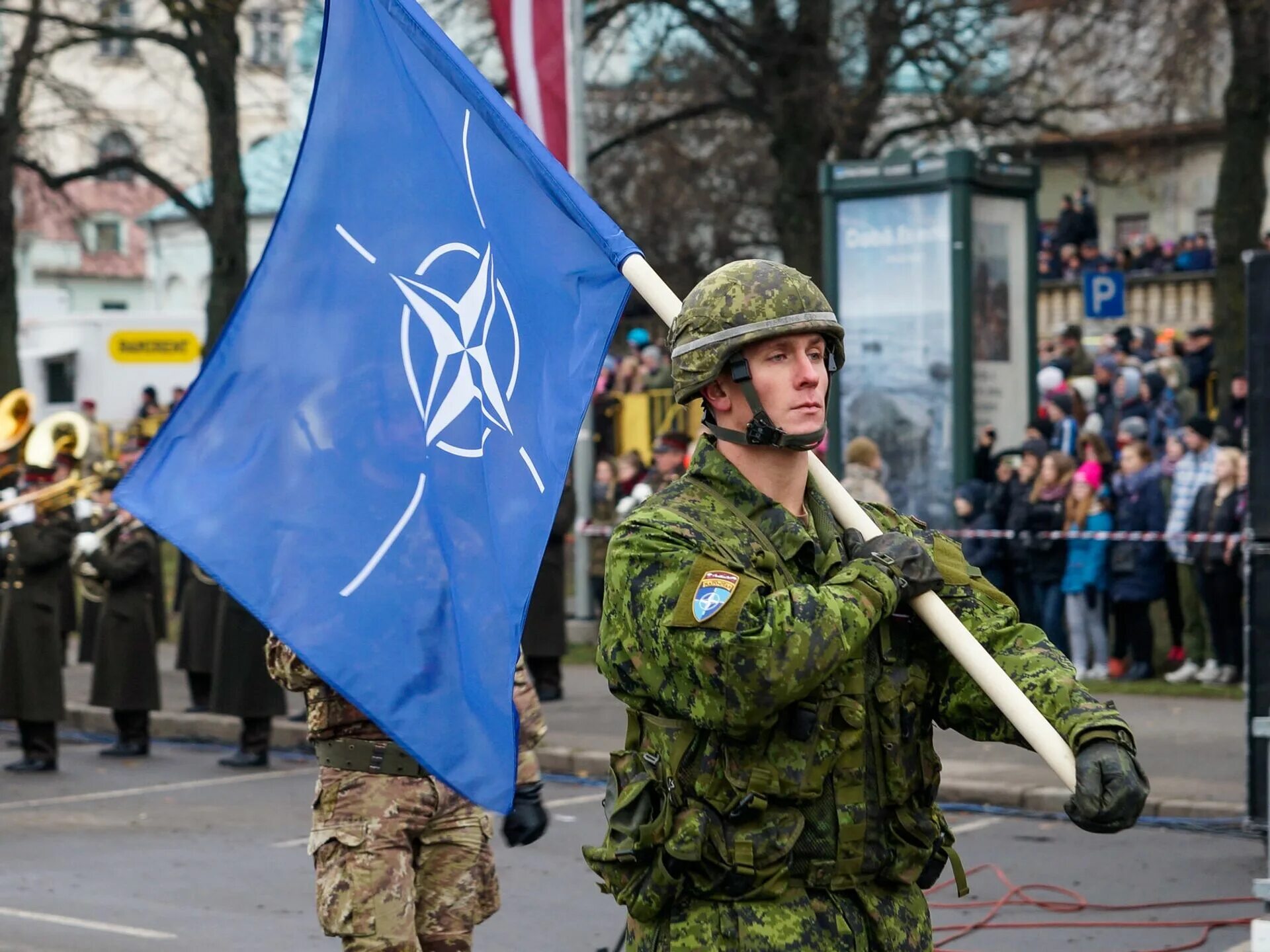 Нато отреагировало. НАТО. Армия НАТО. Военные флаги. Латвия НАТО.