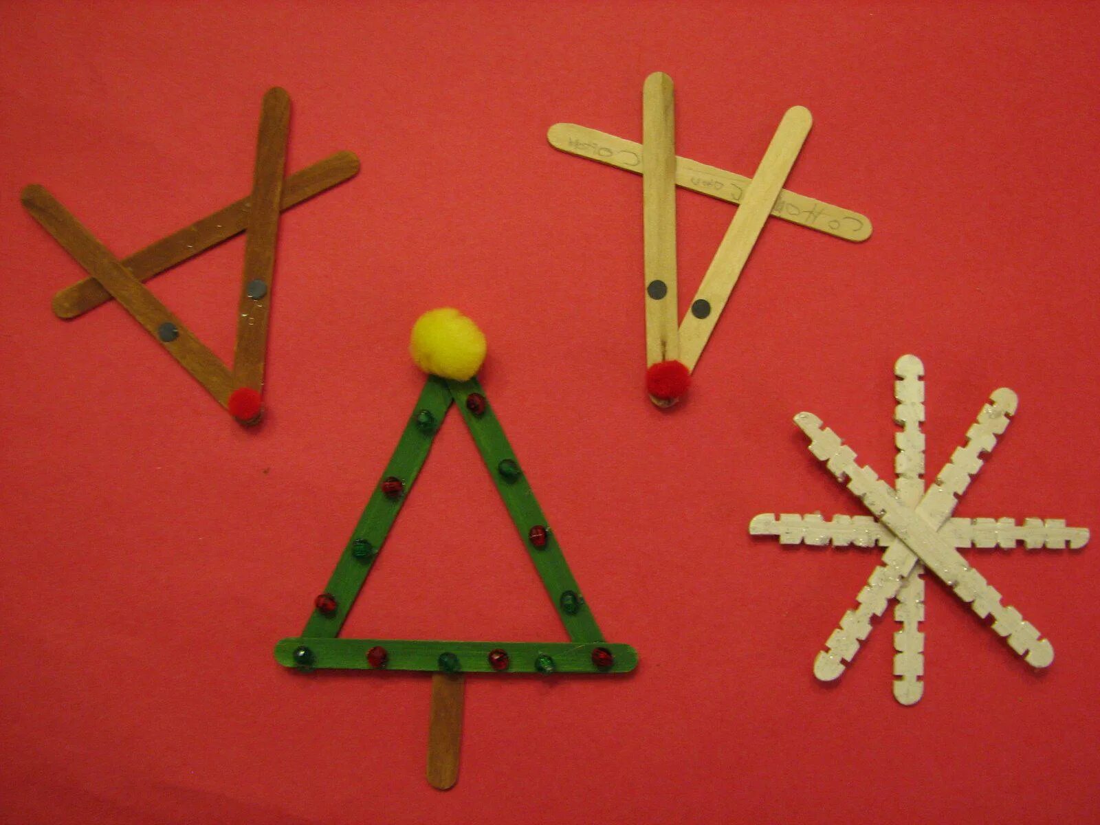 как сделать новогоднюю палочку. новогодние украшения из палочек от мороженого. снежинка из бросового материала. новогодняя звезда из палочек для мороженого. что можно сделать из новогодних палочек.