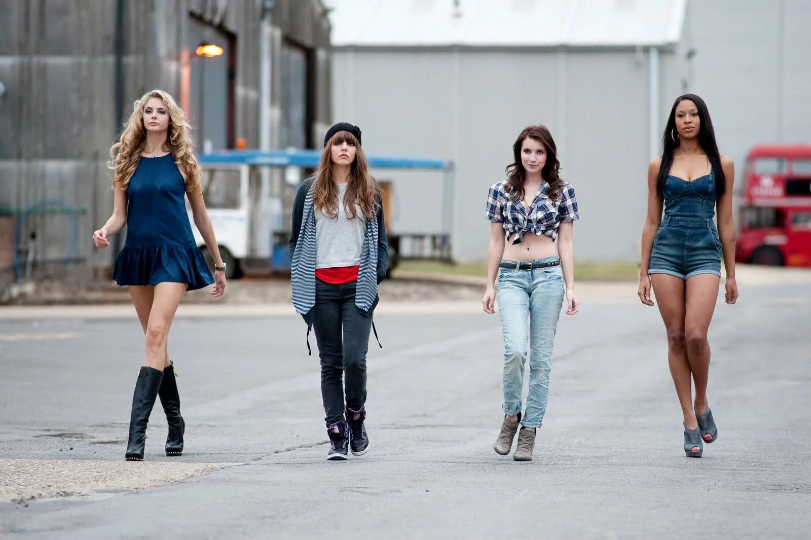 Best friend forever девочки. 2. Girls aloud британский музыкальный коллектив. Жибек из 4 girls team. Девушка в купальнике.