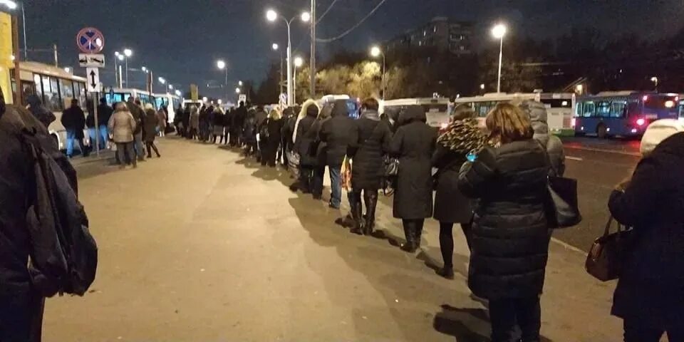 Очередь на автобус. Очередь на маршрутку. Очередь на маршрутку. Толпа на остановке. Очередь на общественный транспорт в москве.