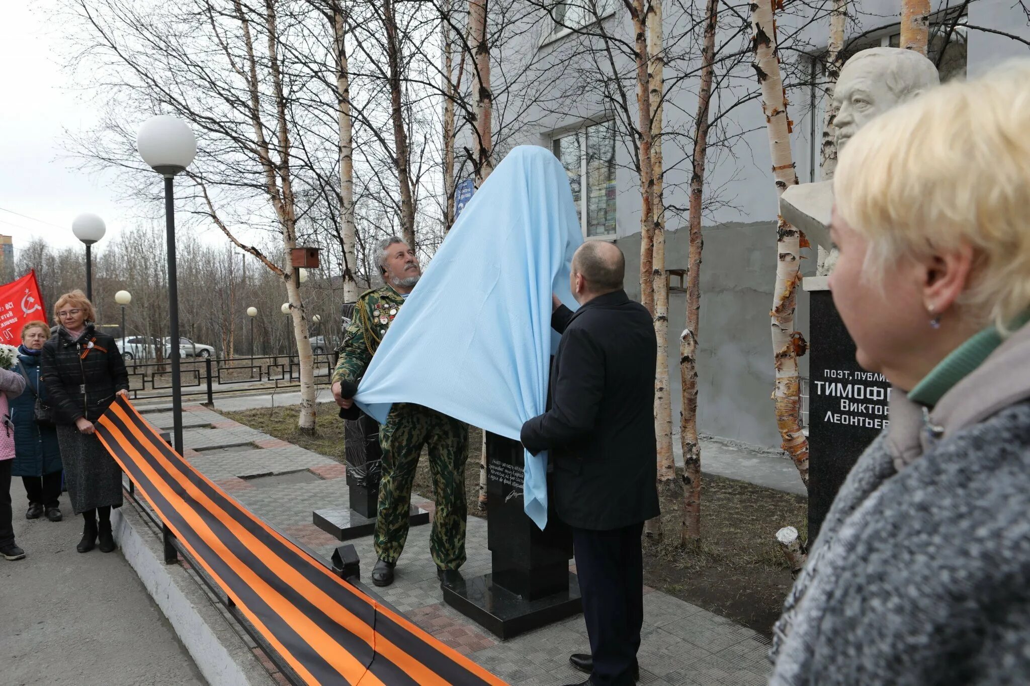 1 мая мурманск. Мурманск май. Открытие бюста Орешете Мурманск. Аллея писателей Мурманск. Мурманск в мае.