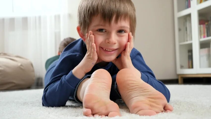 Foot feet boy tickle. КИД тиклинг. Мальчик лежит в ногах у девочки. Два мальчика лежат feet. Мальчик лежит на маме.