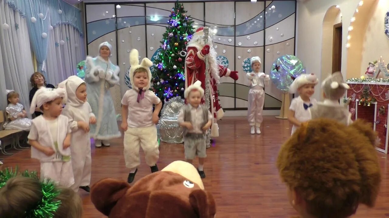 Утренник новогодний в детском саду зайчик. Танец зайчиков в детском саду младшая группа. Танец зайчиков в детском саду младшая группа. Зайчик на новый год в детском саду. Утренник в детском саду мальчики зайчики.