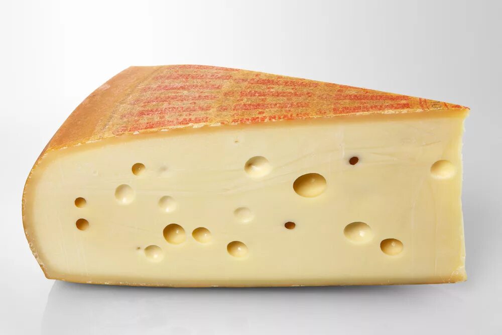Кусок сыра. Швейцарский сыр Эмменталь. Сыр Эмменталер Швейцария. Эмменталь сыр Эмменталь. Королевский сыр Эмменталь.