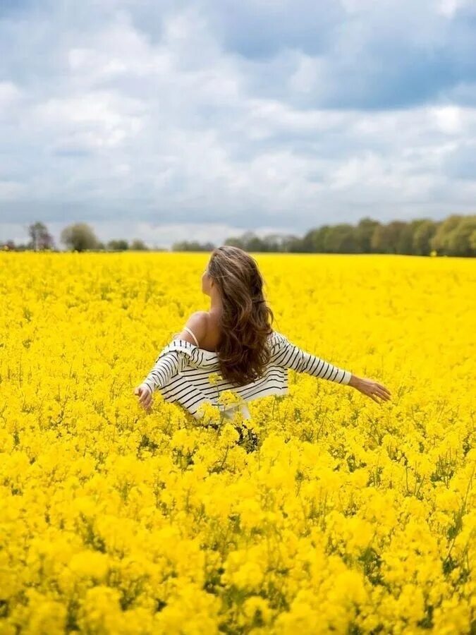 Счастье есть жить проще. Фотосессия в поле. Девушка в поле. Счастливая девушка. Фотосессия в желтых цветах в поле.