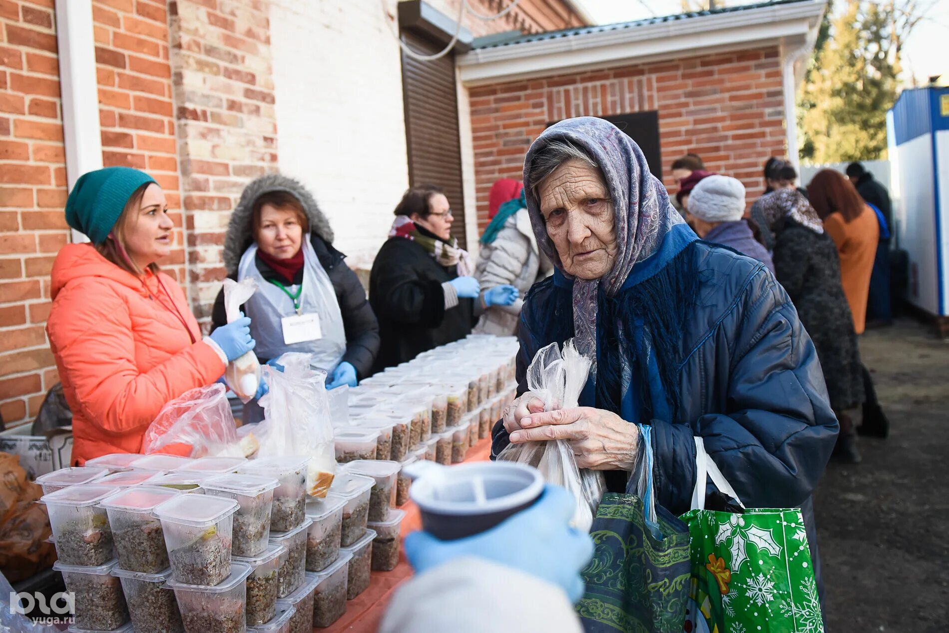 Волонтеры помогают бездомным. Социальная поддержка бездомных. Нуждающийся человек. Нуждающиеся люди.