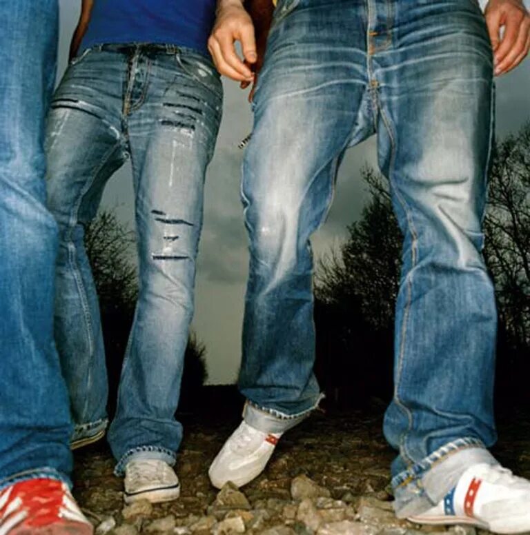 Парни трут девушек. Мокрые джинсы на мужчине. Обоссанные джинсы. Обоссаные мужские джинсы. Несколько мужчин в джинсах.