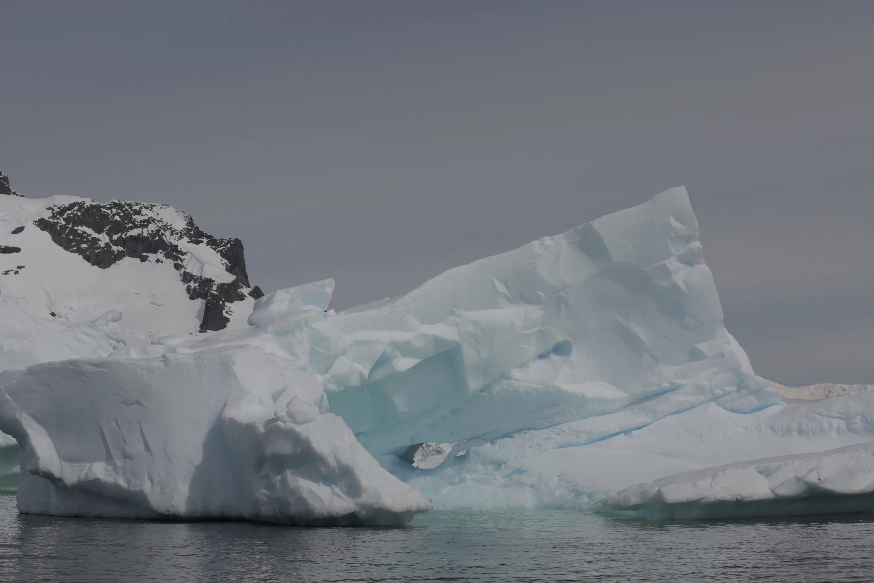 Свободный ото льда участок антарктиды. Антарктида ледник Беллинсгаузена. Море Беллинсгаузена. Гора Беллинсгаузена на Сахалине. Край земли Антарктида.