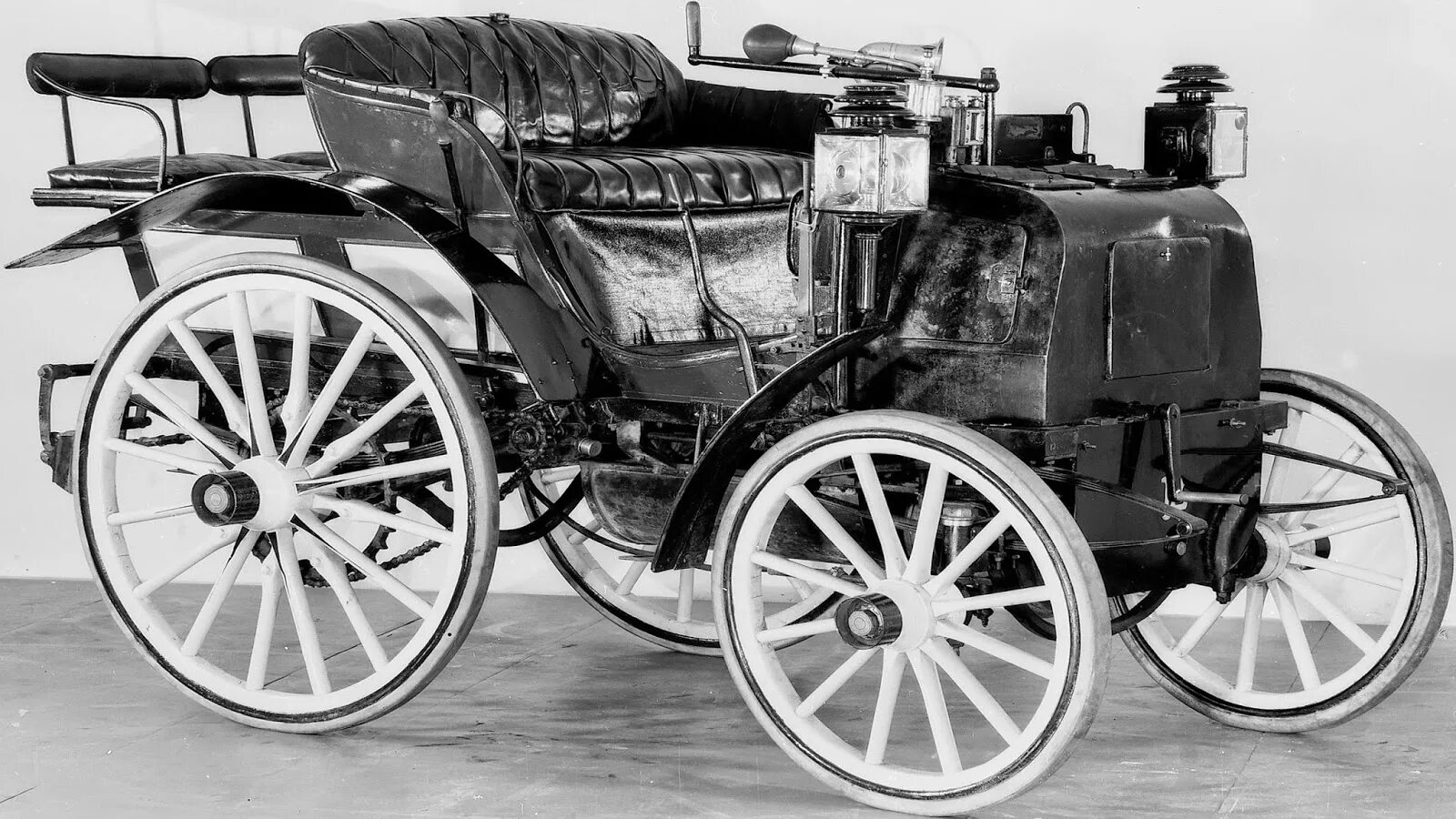 Автомобили 1896 года. Даймлер автомобиль 1895. Автомобиль Даймлер 1895 год. Автомобиль Даймлер Феникс 1897 года. Даймлер 1900.