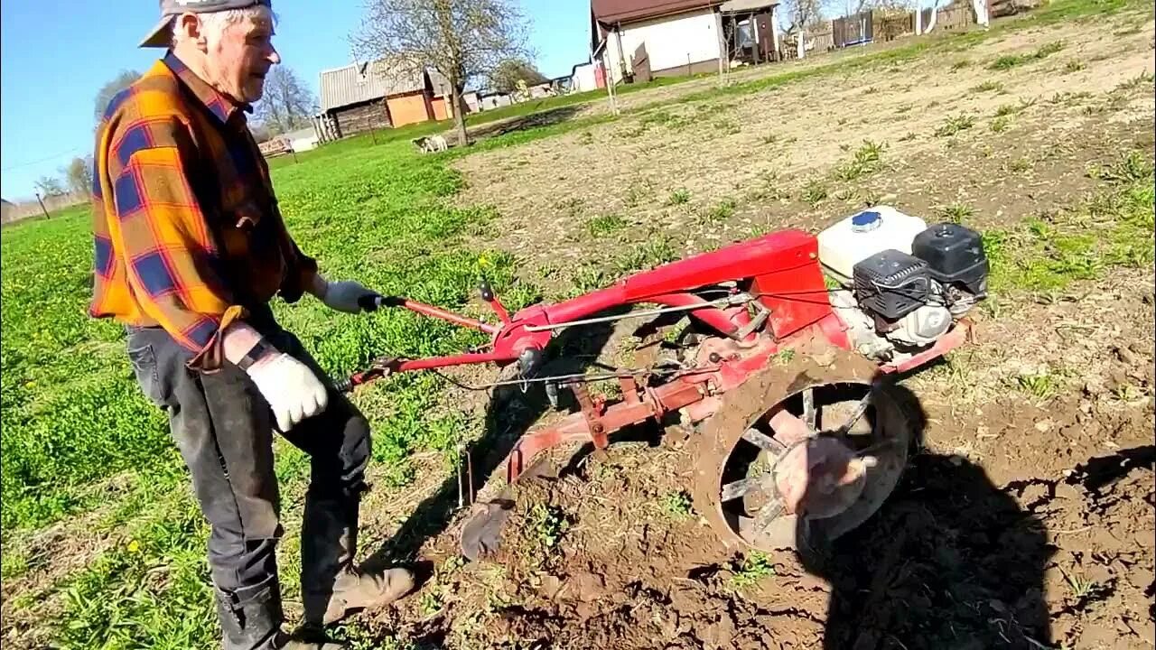 Пахать плугом видео. Сморгонский плуг для мотоблока. Советские мотоблоки с плугом. Как правильно пахать мотоблоком с плугом. Почему плуг мотоблока не пашет.