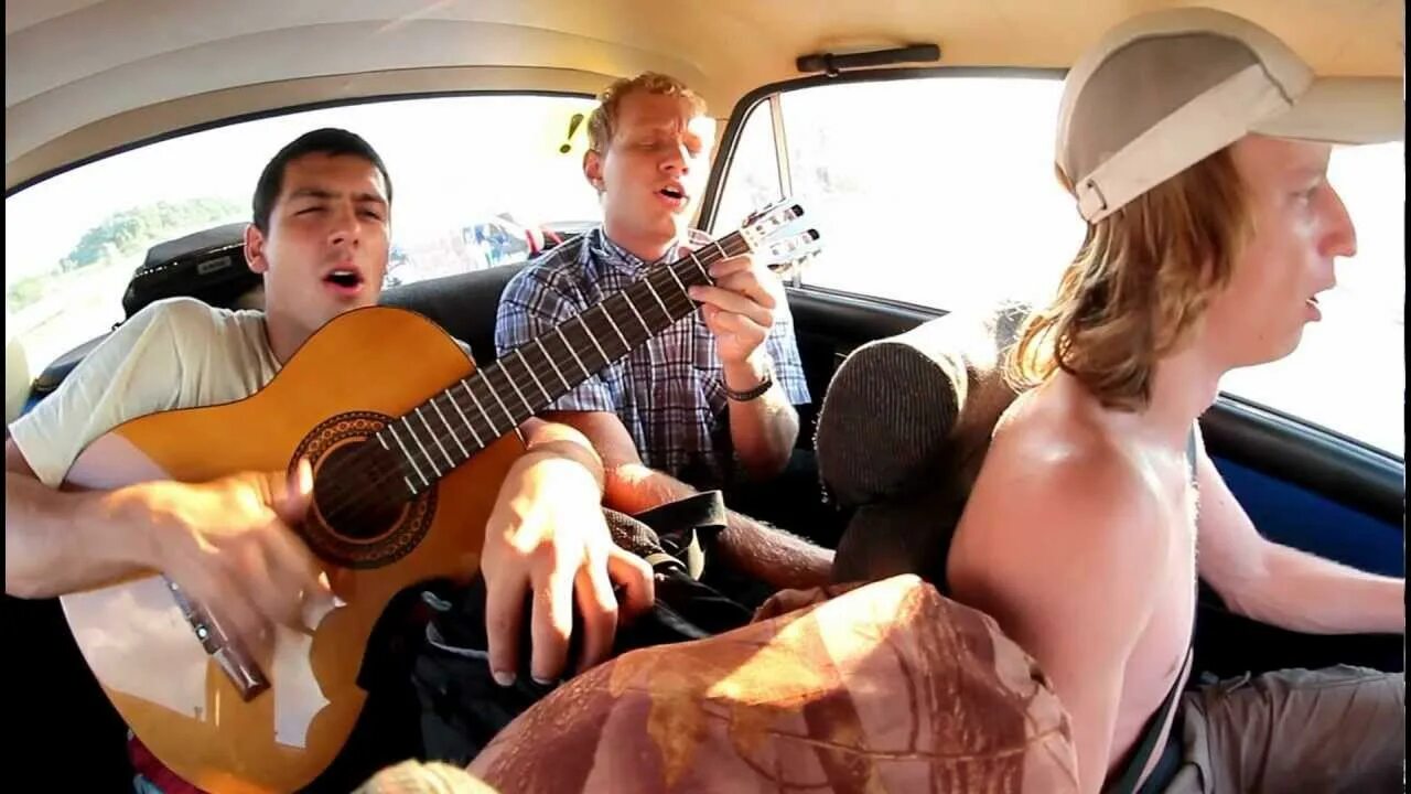 Песня поет мужчина там там. Девушка поет в машине. Гитара в машине. Парни поют в машине. Машины пела.