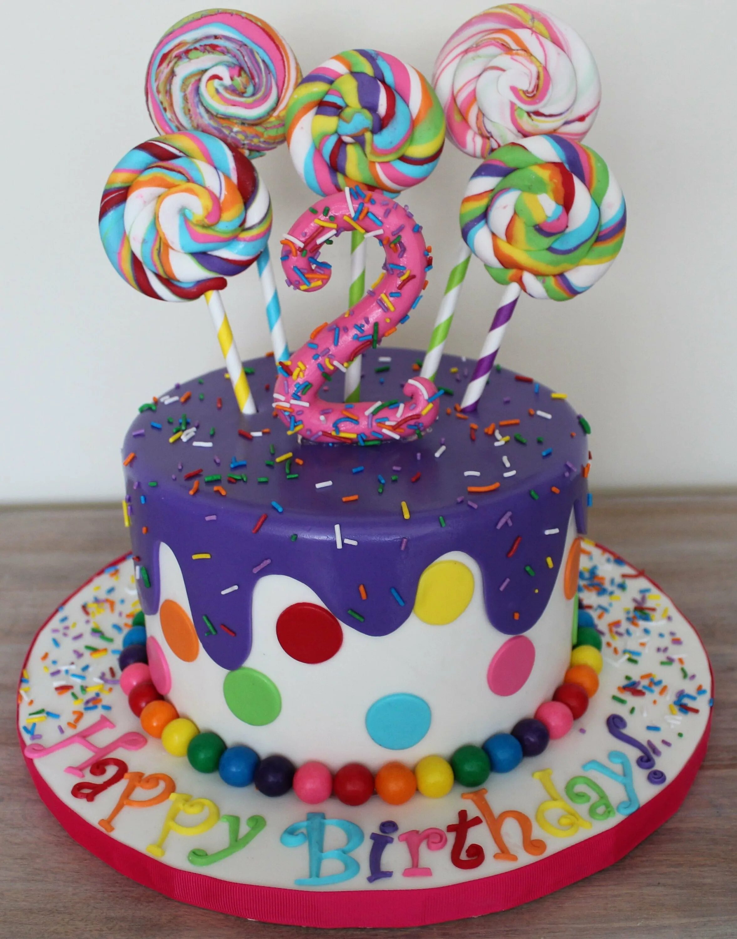 Цветное день рождения. Украшение детского торта. Торт с леденцами. Детский торт с леденцами. Декор торта леденцами на палочке.