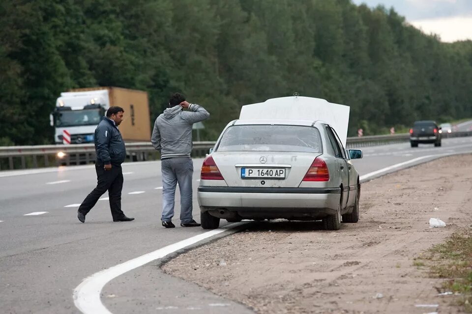 Автоподставы на дорогах. Автоподстава на дороге. Машина на обочине. Автоподстава на трассе.