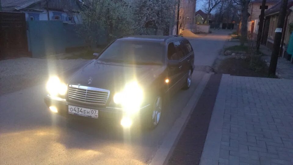 Ксенон 21. Mercedes Benz e класс w210 цоколь дальнего переднего света ксенон. ПТФ led Mercedes-Benz w210 50w. W210 галоген. Линия света Мерседес 210 ксенон.