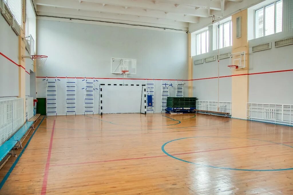 Спорт в большой зал. Школа 41 спортзал. Школьный спортзал. Спортивный зал. Спортзал в школе.